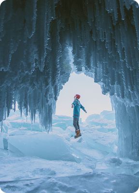Ледяная пещера на Зимнем Байкале